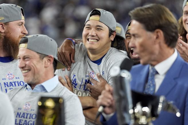 道奇大谷翔平与队友庆祝国联冠军。（美联社资料照）