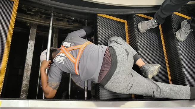 高铁嘉义站手扶梯下方传出有小猫出没，出动厂商和嘉义县家畜疾病防治所动物管制队「拆梯救猫」。(嘉义县家畜疾病防治所提供／吕妍庭嘉义传真)