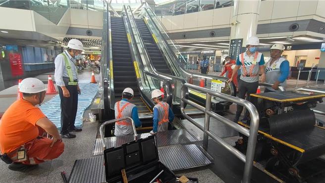 电梯厂商到场「拆梯救猫」，手扶梯因此停摆12小时。(嘉义县家畜疾病防治所提供／吕妍庭嘉义传真)