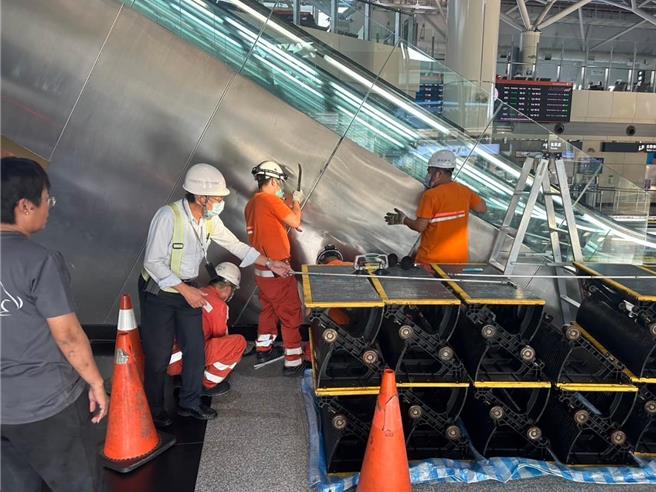 现场为救援动物还是拚了，连侧板也都拆了。(嘉义县家畜疾病防治所提供／吕妍庭嘉义传真)