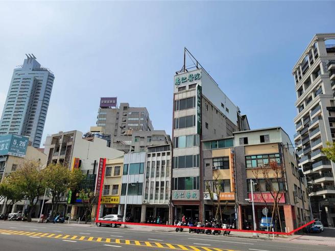 茂德建設砸下13.77億元，買進高雄美麗島捷運站週遭618.91坪「商五」建地（紅色範圍及建物後邊多間建物）。圖／顏瑞田