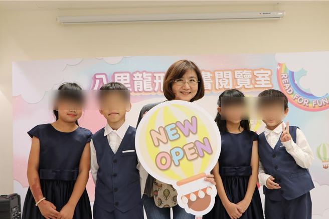 新北市文化局长张䕒育与小朋友合影。（张铠乙摄）