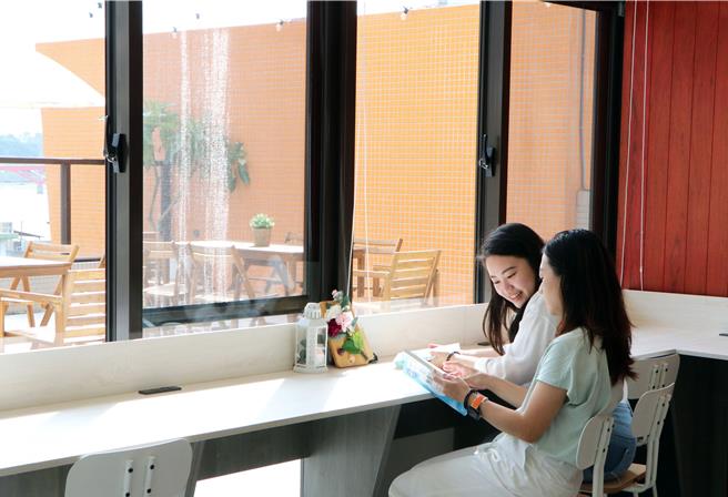 户外阅读区。（张铠乙摄）