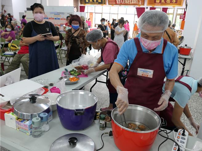 雲林縣已邁入超高齡社會，「肌少症」成為長者面臨的問題之一，縣政府22日於北港鎮老人會舉辦電鍋料理比賽，鼓勵長者以最簡單、安全方式吃出健康。（張朝欣攝）