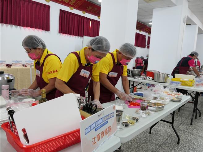 雲林縣已邁入超高齡社會，「肌少症」成為長者面臨的問題之一，縣政府22日於北港鎮老人會舉辦電鍋料理比賽，鼓勵長者以最簡單、安全方式吃出健康。（張朝欣攝）