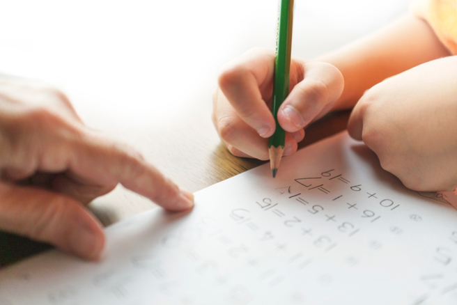 國小數學題，「工廠一天生產800個蛋糕，一個星期可以生產幾個蛋糕？」學生回答5600個被打叉；一票網友認為這題無解。（圖：shutterstock／達志）