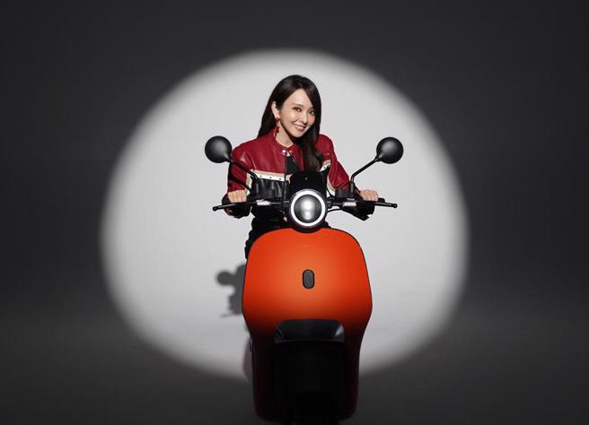 愛紗近來和電動機車品牌合作。（Gogoro提供）