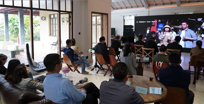 微短剧《寻梦香格里拉》在中新社云南分社首映。（照片提供：云南省台办）