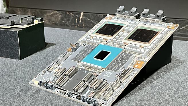 辉达近期将Blackwell Ultra改名为B300，研调预期带动明年CoWoS-L产能，图为辉达在GTC 2024展出的GB200。（图／柳名耕摄）