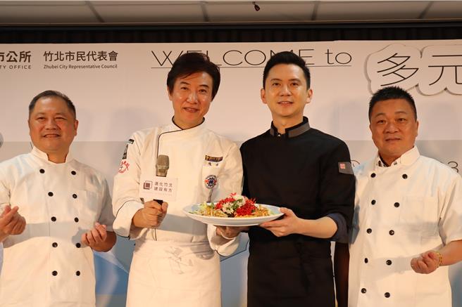 竹北市长郑朝方（右二）与名厨陈鸿（左二）22日示范意料理「竹北共融、五彩缤纷」。（邱立雅摄）