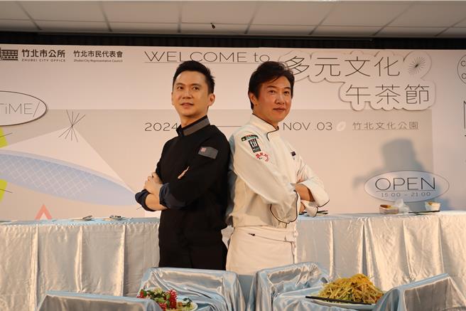竹北市长郑朝方（左）与名厨陈鸿两人上演黑白大厨之战。（邱立雅摄）
