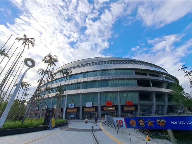 台北市議會教育委員會22日舉行提案審議，不分黨派議員紛紛對大巨蛋提出建議，分別有消防安全檢驗報告、保養維護紀錄、各年度資產清冊公開、漏水問題加入第三方單位勘驗、盡速成立營運績效評估委員會。（温予菱攝）