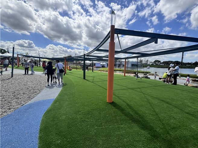 桃园市大园区华兴池公园19日盛大开园，不料启用不到2天缺失一堆，民眾拍下游戏设施中的滑轨螺丝松脱掉下画面上传社群网路引起议论，民进党籍议员游吾和巡查后发现，浇花喷水方向也须改善、坐位区木板竟翘起来等问题。（廖姮玥摄）