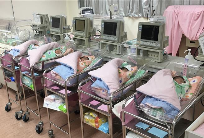 屏东县从2022年至今，新生儿出生率年年增加。（屏东基督教医院提供／罗琦文屏东传真）