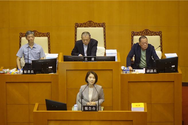 屏东县长周春米（前）今日在施政报告中表示，明年起第2名以上的新生儿，生育津贴提高为3万元。（罗琦文摄）