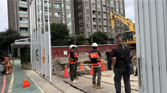 消防局厅舍工地男子不明原因倒地送医。（民眾提供）