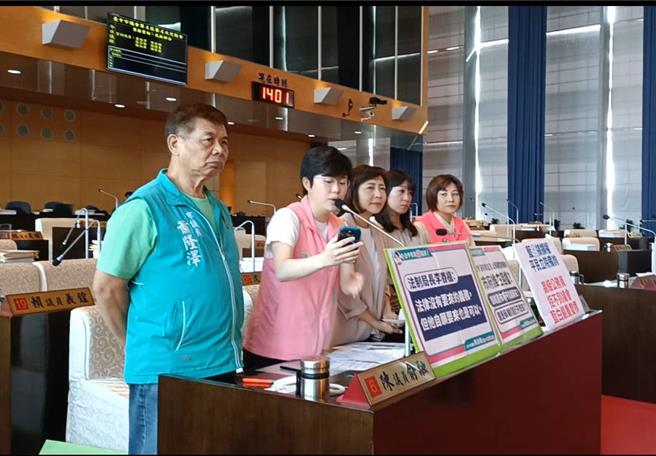 市議員陳俞融致電蔡壁如，欲詢問是否願到議會備詢，但沒人接。（陳淑娥攝）