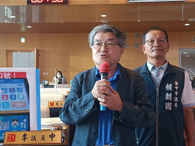 議員李中則表示，在林佳龍市長時代，內政部解釋函說明顧問不用列席，這代表顧問不夠格，不管其意願如何。（陳淑娥攝）