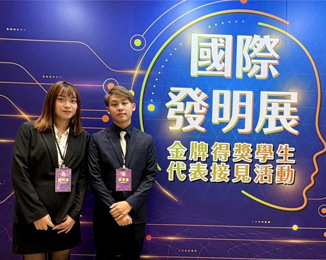 使用电脑常忽略手机讯息、道路事故常调不到监视器，正修科大电竞系同学谢芮凌及李承恩分别研发的「免持音箱键盘」及「行车影像比对系统」，可有效解决这两个问题，一举在克罗埃西亚国际发明展摘双金。（正修科大提供／林雅惠传真）