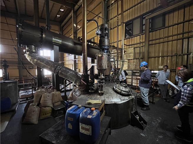 台南市政府跨局处推动「亮丽晴空行动计画」查核工厂。（环保局提供／洪荣志台南传真）