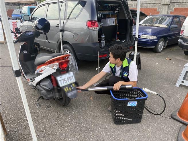 台南市政府跨局处推动「亮丽晴空行动计画」机车排气检查。（环保局提供／洪荣志台南传真）