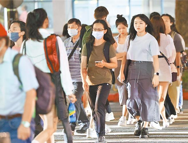 台灣宣示2050年達成淨零排放，將如何衝擊我國勞工？勞動部委外研究發現，電子零組件業減少的就業人數則是最多，到2050年有逾4萬4000餘人失業。（本報資料照片）