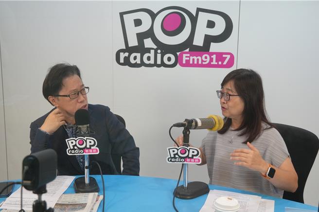 台北市副市長林奕華（右）22日接受廣播媒體專訪時強調，今年雙城論壇絕對會繼續舉辦，時間約莫在11、12月。（《POP搶先爆》提供／丁上程台北傳真）