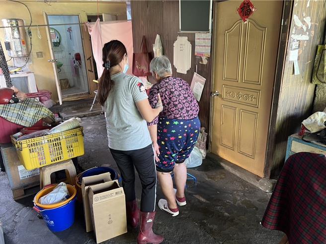 聘有外籍看護的家庭，會面臨到外籍看護請假或是需要返國探親等問題，可申請長照喘息或外籍看護工家庭短期替代照顧服務。（桃園市衛生局提供）