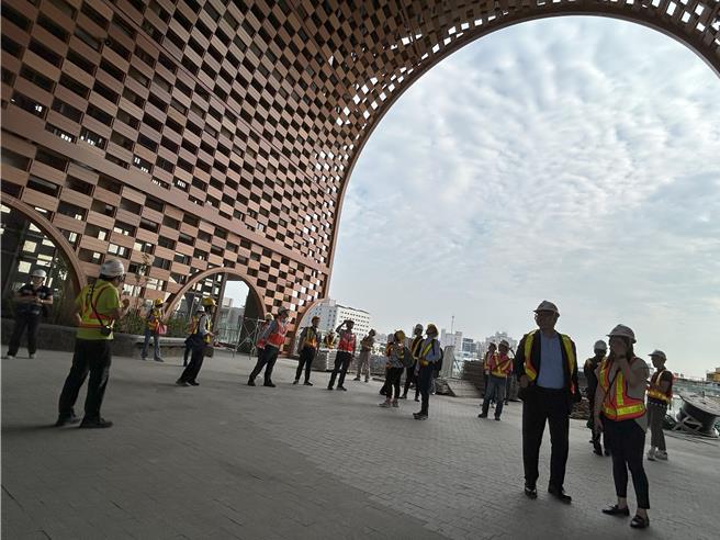 台铁凤山站打造全台唯一古城造型的复合式车站大楼「空中凤城」。（台铁公司提供／蔡明亘台北传真）