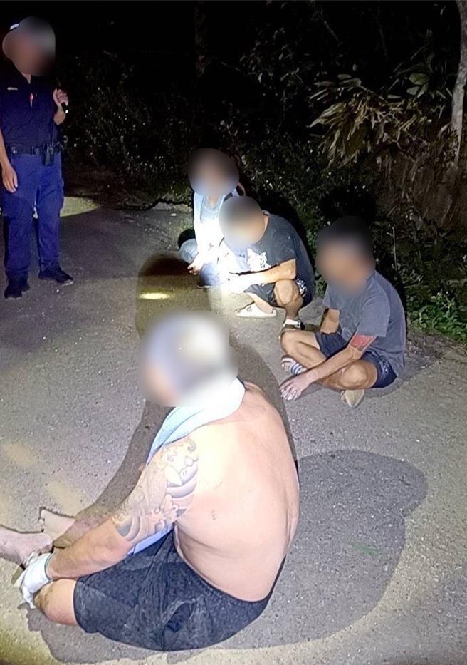 簡某與同夥3人駕駛大型曳引車滿載營建廢棄物，至苗栗縣後龍鎮龍港里南社旁山區傾倒，當場被竹南警分局偵查隊及聯港所員警逮個正著。（讀者提供／謝明俊苗栗傳真）