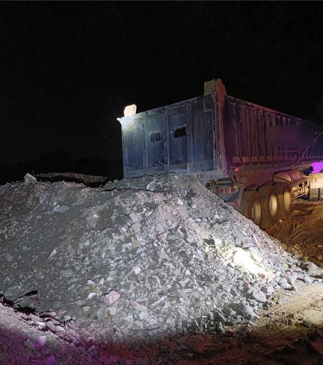 簡某與同夥3人駕駛大型曳引車滿載營建廢棄物，至苗栗縣後龍鎮龍港里南社旁山區傾倒，當場被竹南警分局偵查隊及聯港所員警逮個正著。（讀者提供／謝明俊苗栗傳真）
