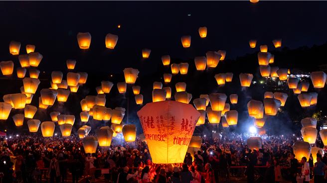 2024新北巿平溪天灯节心愿百盏齐飞。（观旅局提供）