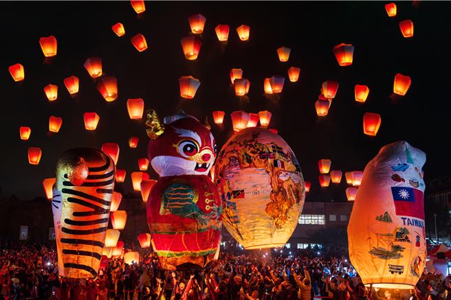 2024新北巿平溪天灯节世界龙好祈福。（观旅局提供）