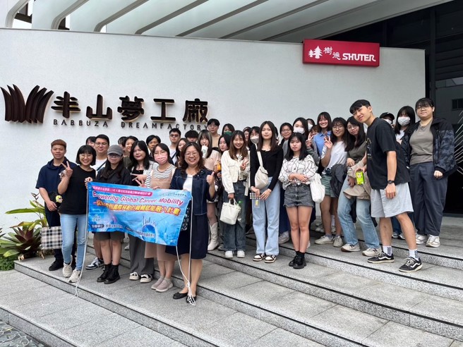 東海大學國貿系積極強化職涯輔導，結合多元產業及政府資源，推動學生實習與職場體驗。(照片/東海大學提供)