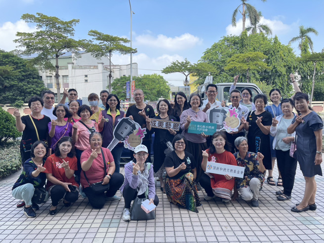 现场与会贵宾与罗彩云老师师生合影留念。（顶新和德文教基金会提供）