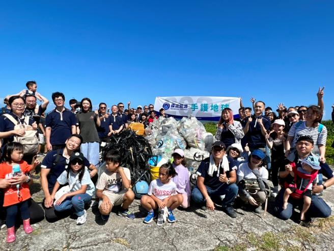 上周六森崴能源員工攜家帶眷前往東北角海岸線淨灘。圖/業者提供