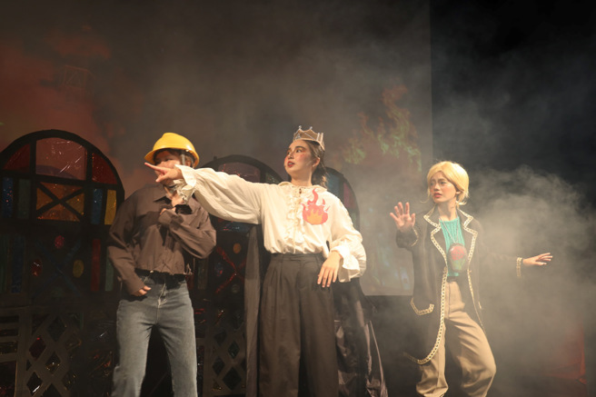 南大英语剧场改编经典《小王子》融入自然灾害场景以提醒相关议题重要性。(照片/国立臺南大学提供)