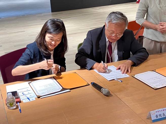 嘉药副校长刘瑞美代表与柳营奇美医院签订和合作意愿书。(照片/嘉南药理大学提供)