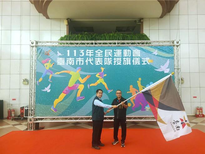 黃偉哲（左）授旗台南市體育總會理事長吳志祥（右）。（體育局提供／曹婷婷台南傳真）