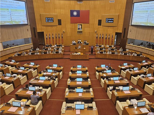 屏東縣議會22日進行縣長施政總報告。（羅琦文攝）