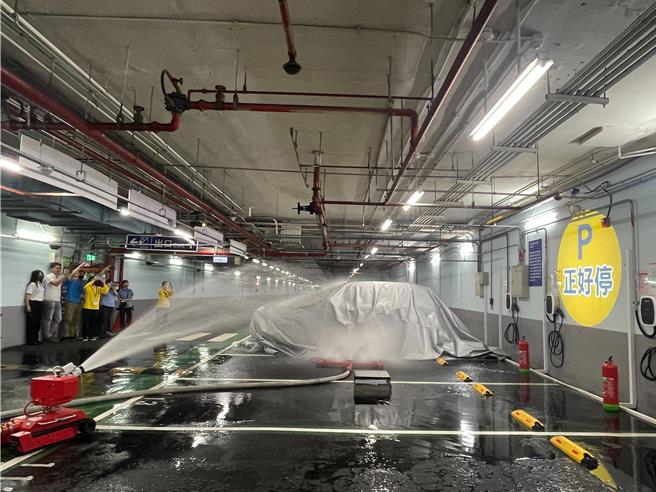 20241022电动车内设置有锂电池，有燃烧不易舖灭及易復燃特性。台北市45处消防分队有13处未设置电动车消防设备，其中9处集中在士林、北投区。台北市消防局表示，今年底前各分队都将配备电动车消防设备，部分已交货但尚未完成验收程序。（本报资料照片）