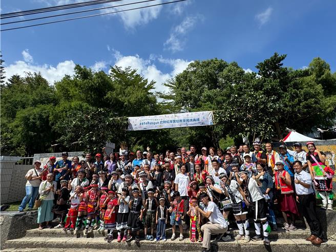 花蓮縣豐濱鄉新社國小22日舉行原住民族實驗教育學校揭牌儀式，以新社部落噶瑪蘭語pateRungan（巴特虹岸）為名，成為花蓮縣第6所原民實驗教育學校。（豐濱鄉公所提供／王志偉花蓮傳真）