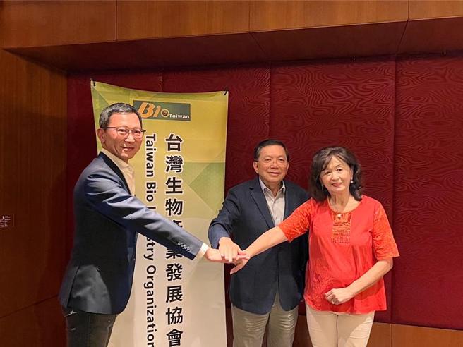 左起为生物产业协会新当选的副理事长蔡政宪、理事长刘理成、副理事长马海怡。图／产协提供