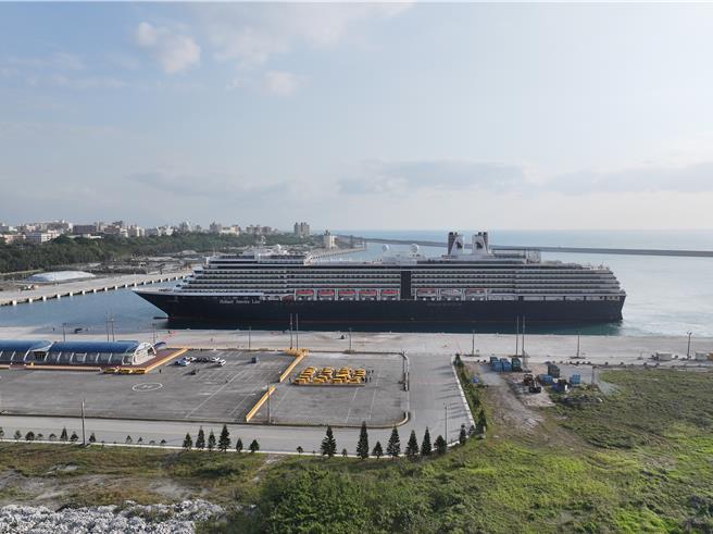 今年3月21日威士特丹郵輪靠泊花蓮港，之後碰上花蓮大地震，國際郵輪取消到花蓮旅程。（花蓮港務分公司提供／王志偉花蓮傳真）