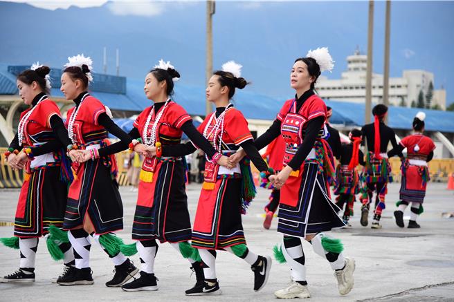 地震前，今年年2月29日地方迎賓舞在碼頭歡迎里維拉郵輪靠泊花蓮港。（花蓮港務分公司提供／王志偉花蓮傳真）