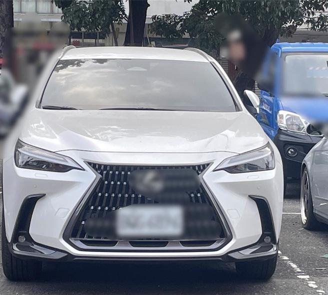 高雄一名53歲許姓男子於10月18日駕駛汽車（見圖）不慎導致輾過前女友43歲張姓女子，張女傷重，送醫不治。（林瑞益攝）