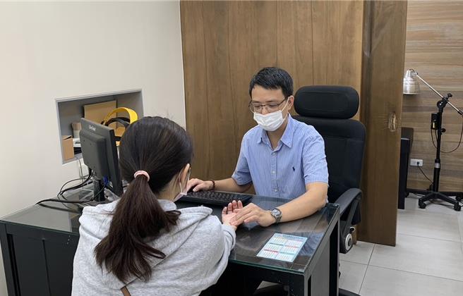 中醫師蔡宗璟表示，若使用中醫的治療與個人化的調理，確實可以顯著增加受孕的機率。圖為蔡宗璟脈診示意圖，與新聞內容無關。（陳育賢攝）