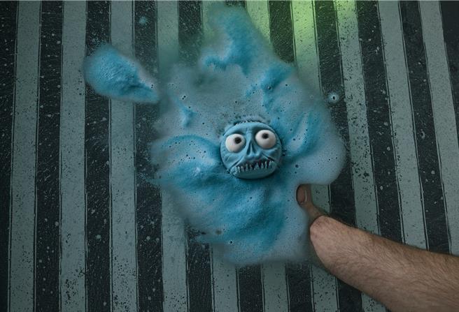 Lush与阴间大法师联名作品，图为缩头怪巴布沐浴球。（Lush提供／黄唯淯台北传真）