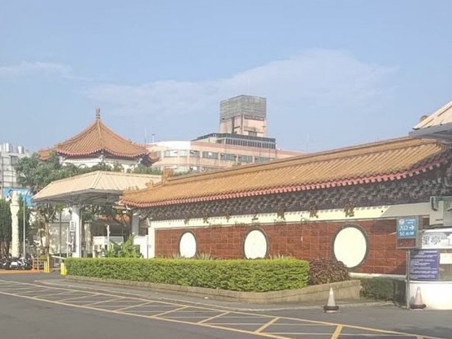 今22日下午17时许，新北市板桥殡仪馆内电梯发生一起意外，一部货梯自二楼坠落至一楼。（柯毓庭摄）