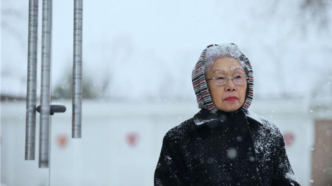 金獎導演李靖惠的最新紀錄片作品《愛子歸來》11月1日起將在全台戲院上映，該片以長年寫信給獄中受刑人的楊媽媽（見圖）為主軸，細膩刻畫楊媽媽如何和一群受困美國重刑犯監獄、看不到未來的長期徒刑受刑人書信往來，從陌生到情同家人的心路歷程，以及楊媽媽如何以永不放棄的愛，跨越監獄高牆阻隔，打開受刑人封閉的心，為他們孤獨的人生注入暖流。（李靖惠導演提供）